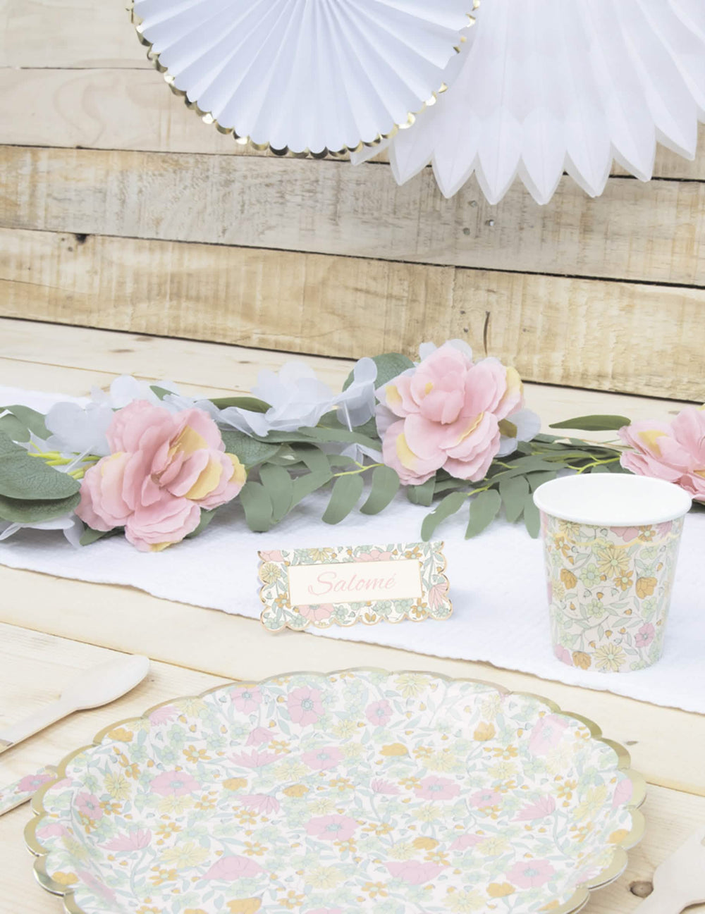 Mise en situation sur une table des gobelets en carton fleurs liberty