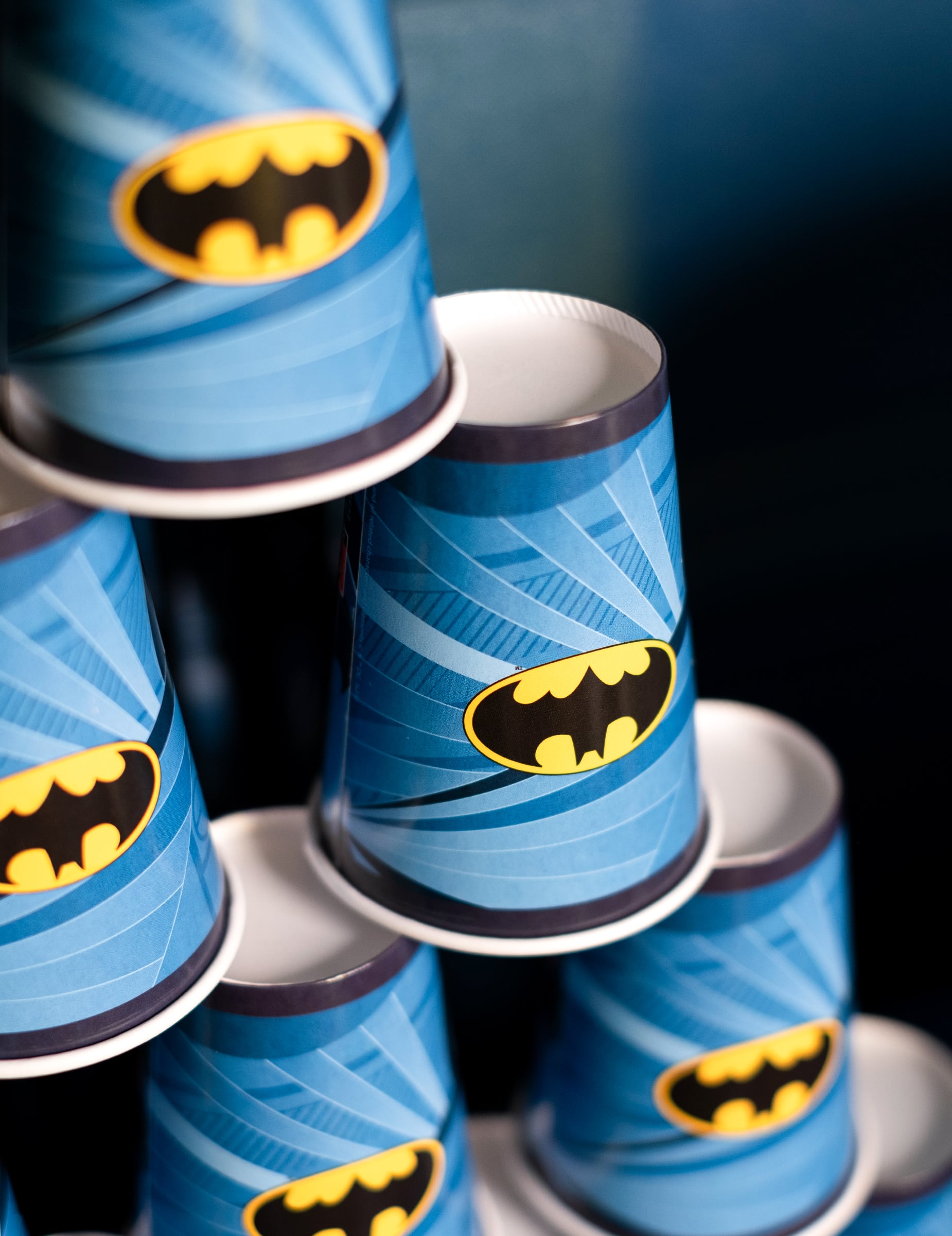 Vue en pyramide des gobelets en carton Batman