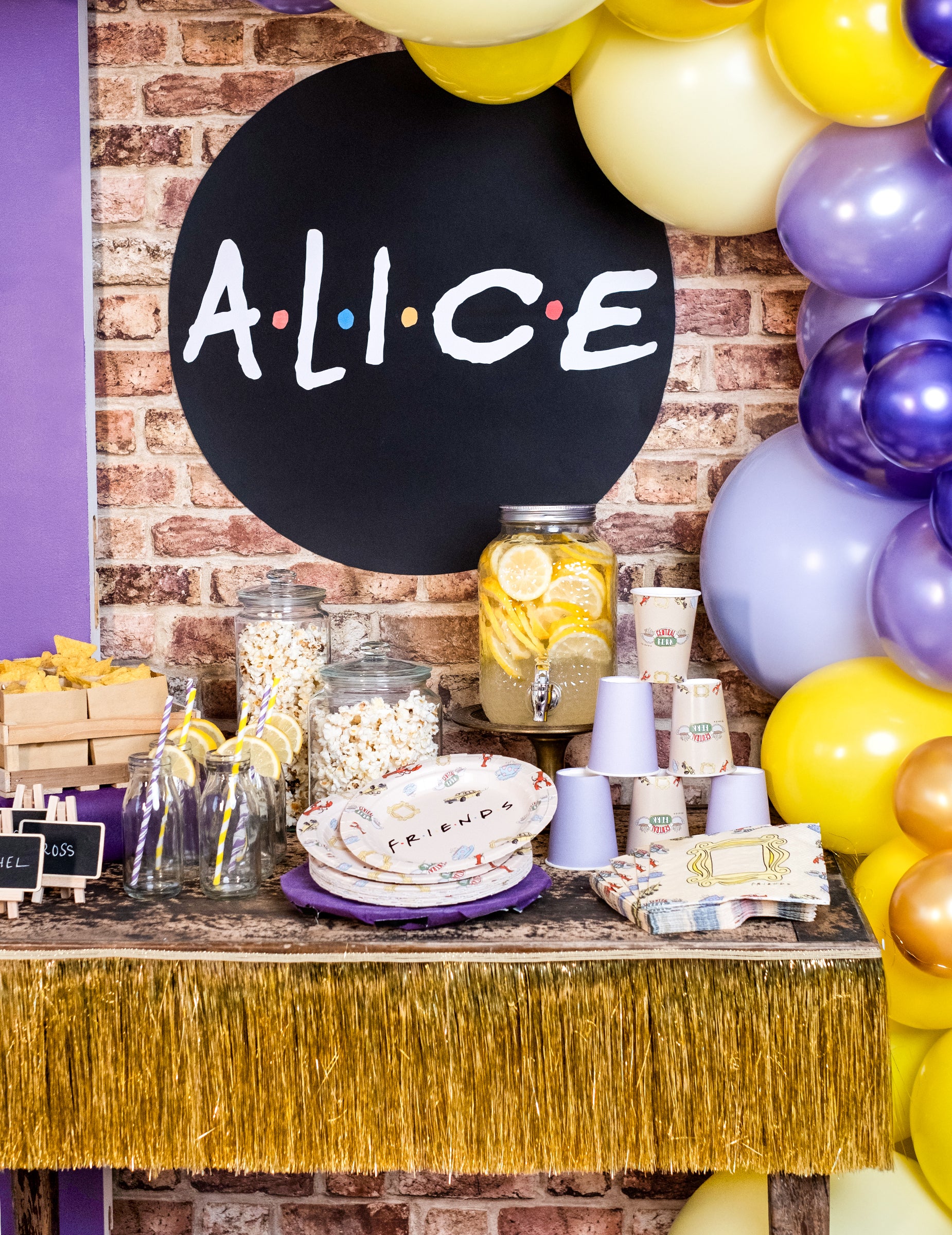 Mise en situation sur une table de fête des gobelets en carton Friends