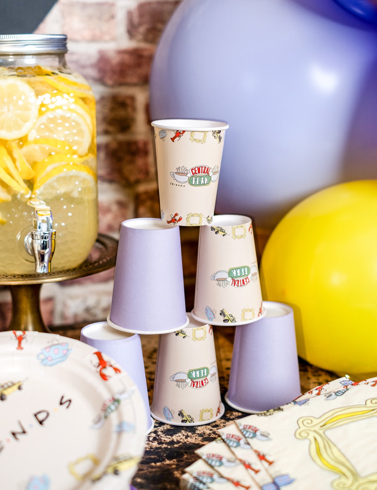 Mise en scène festive du gobelet en carton Friends