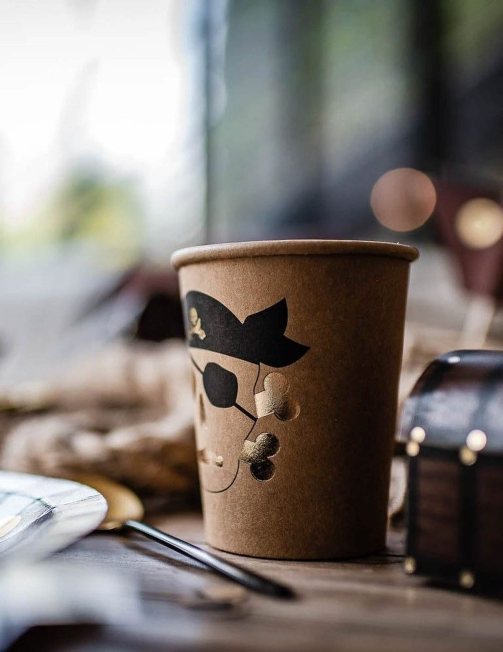 Vasos de cartón pirata para fiesta kraft y dorado con calavera