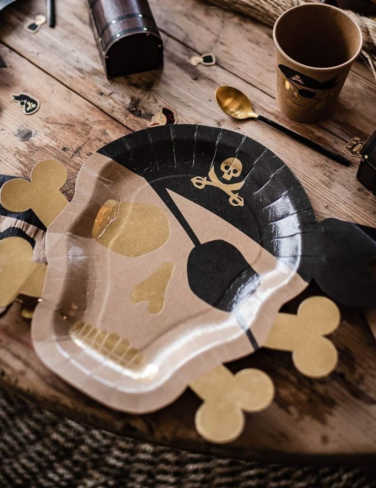 Decoración de mesa con vasos de cartón pirata con calavera