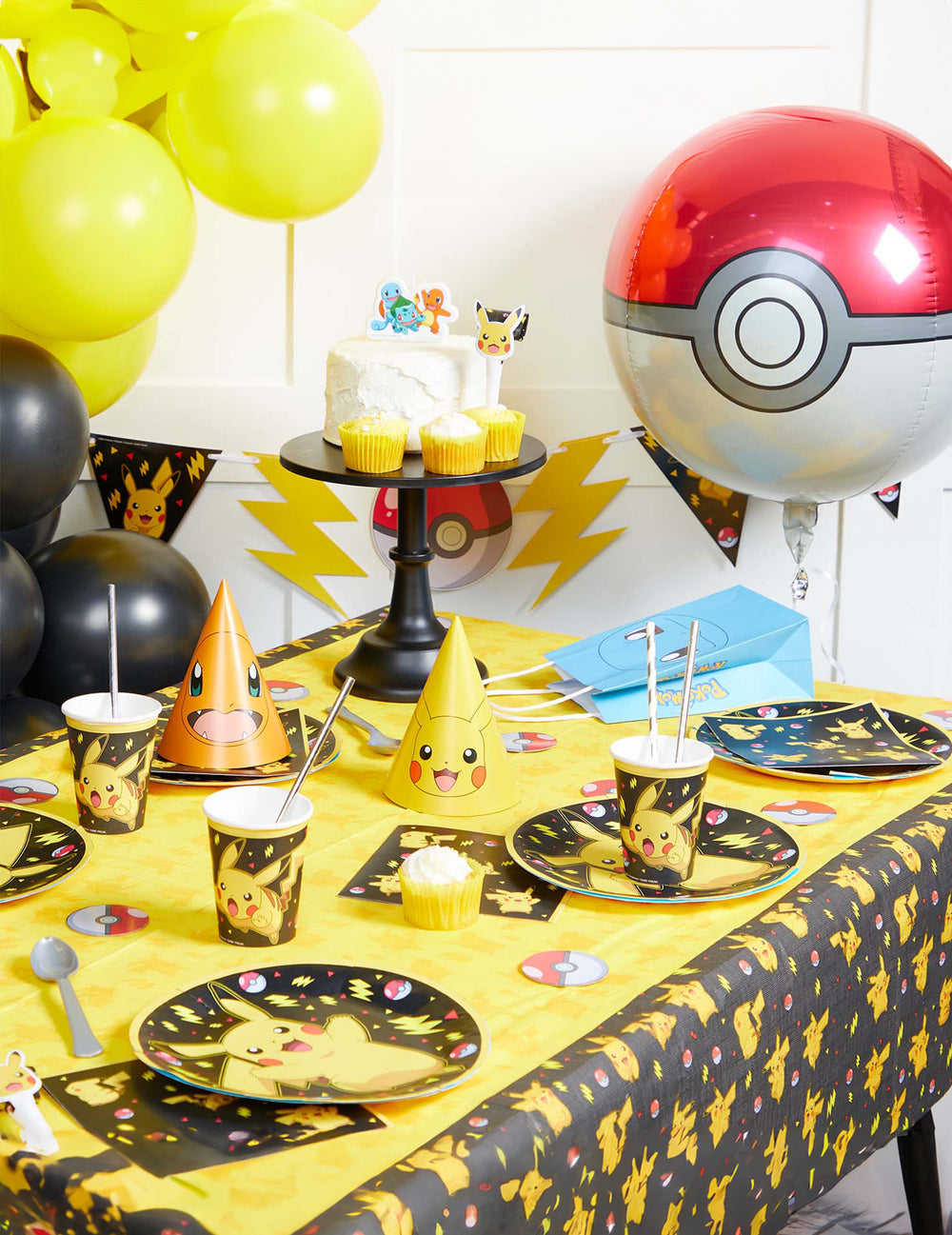 Mise en scène de décoration de table avec les gobelets en carton Pokémon Pikachu