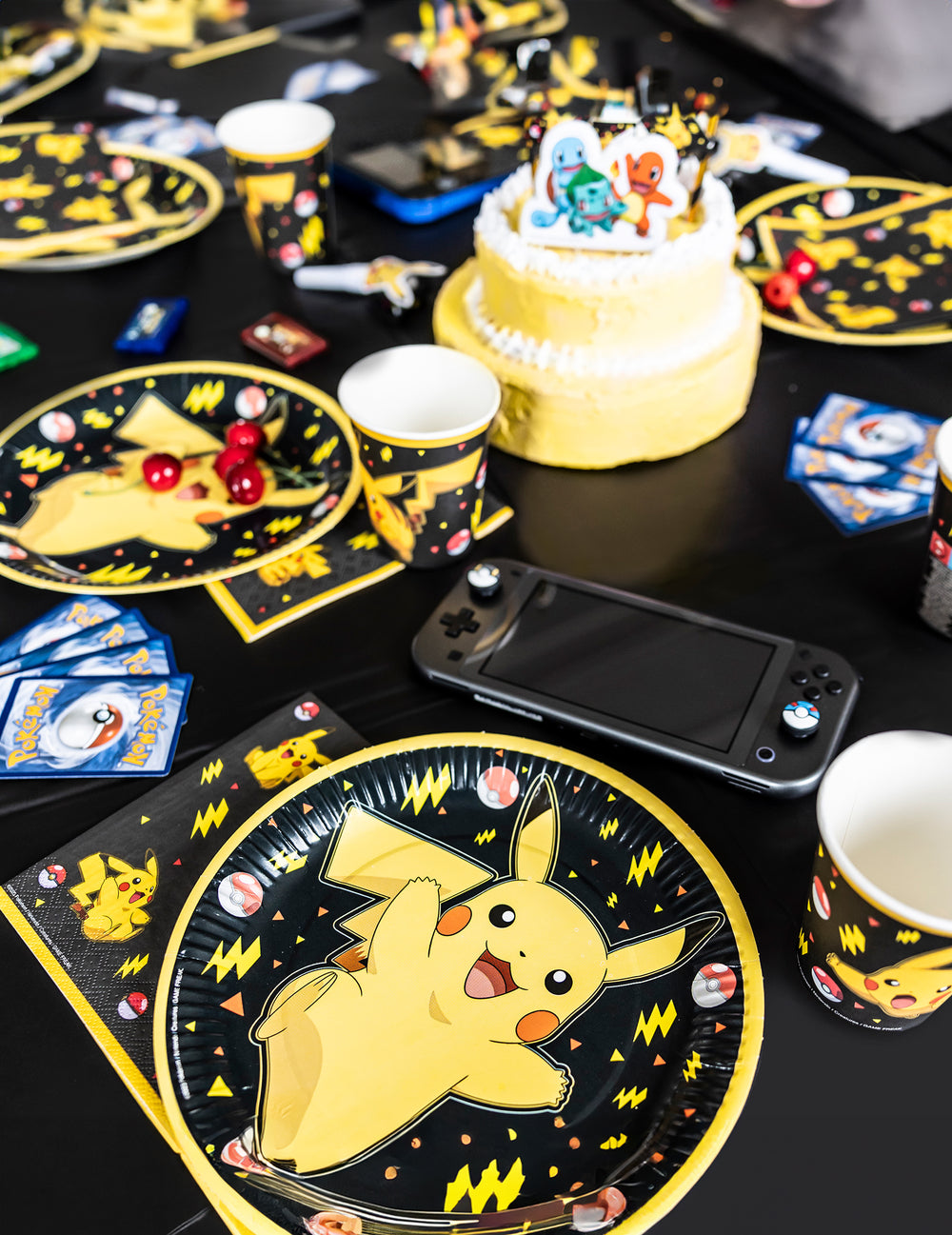 Mise en situation sur table d'anniversaire des gobelets en carton Pokémon Pikachu