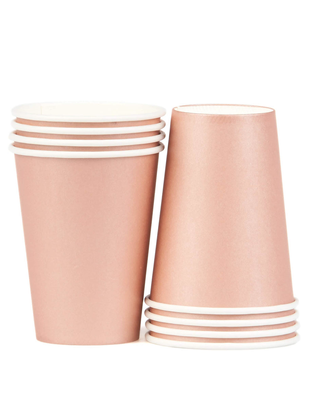 Vue de deux piles inversées des gobelets en carton rose gold