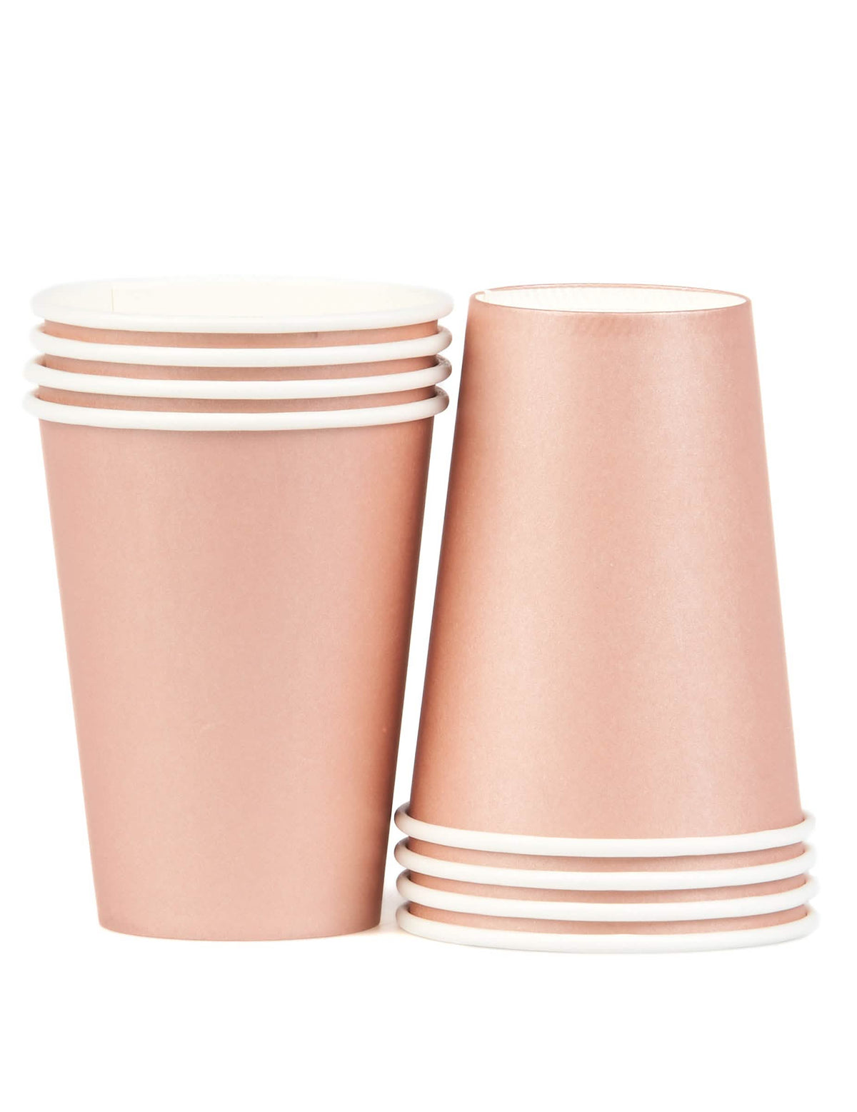 Vue de deux piles inversées des gobelets en carton rose gold