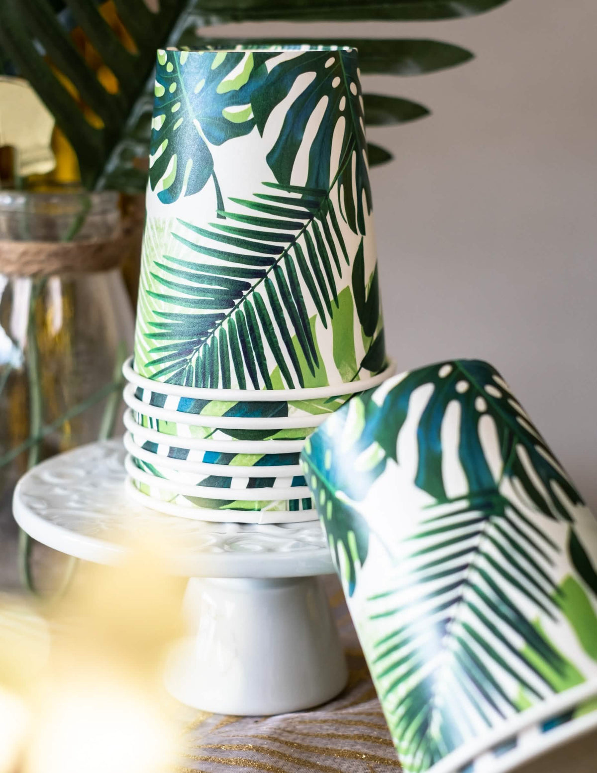Empilamiento de vasos de cartón tropical verde con motivos de hojas de palmera