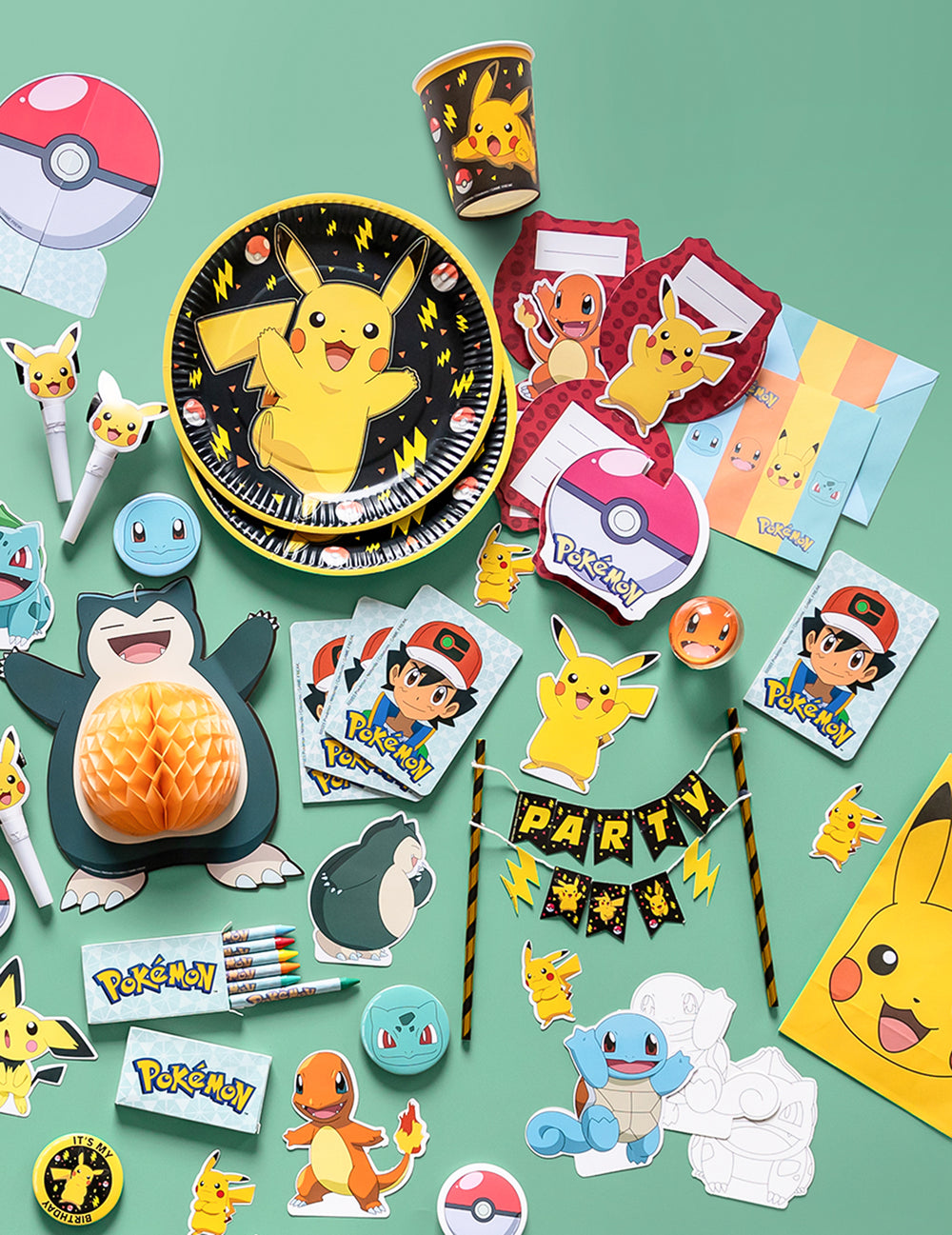 Mise en situation des invitations et enveloppes anniversaire Pokémon