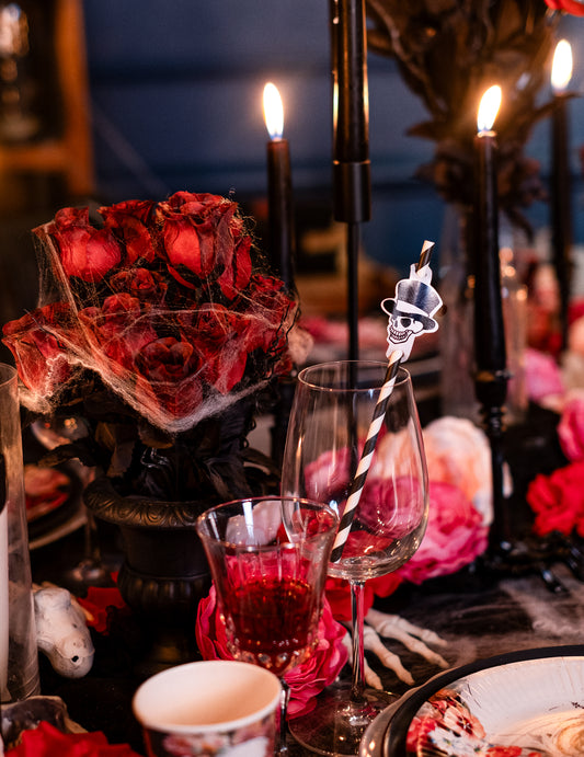 Mise en ambiance festive sur table des pailles rayées squelette Halloween
