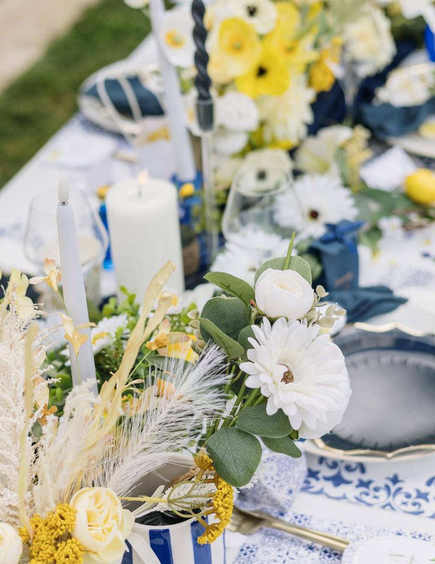 8 platos pequeños de cartón azul rey, blanco y oro de 18cm con motivo mediterráneo