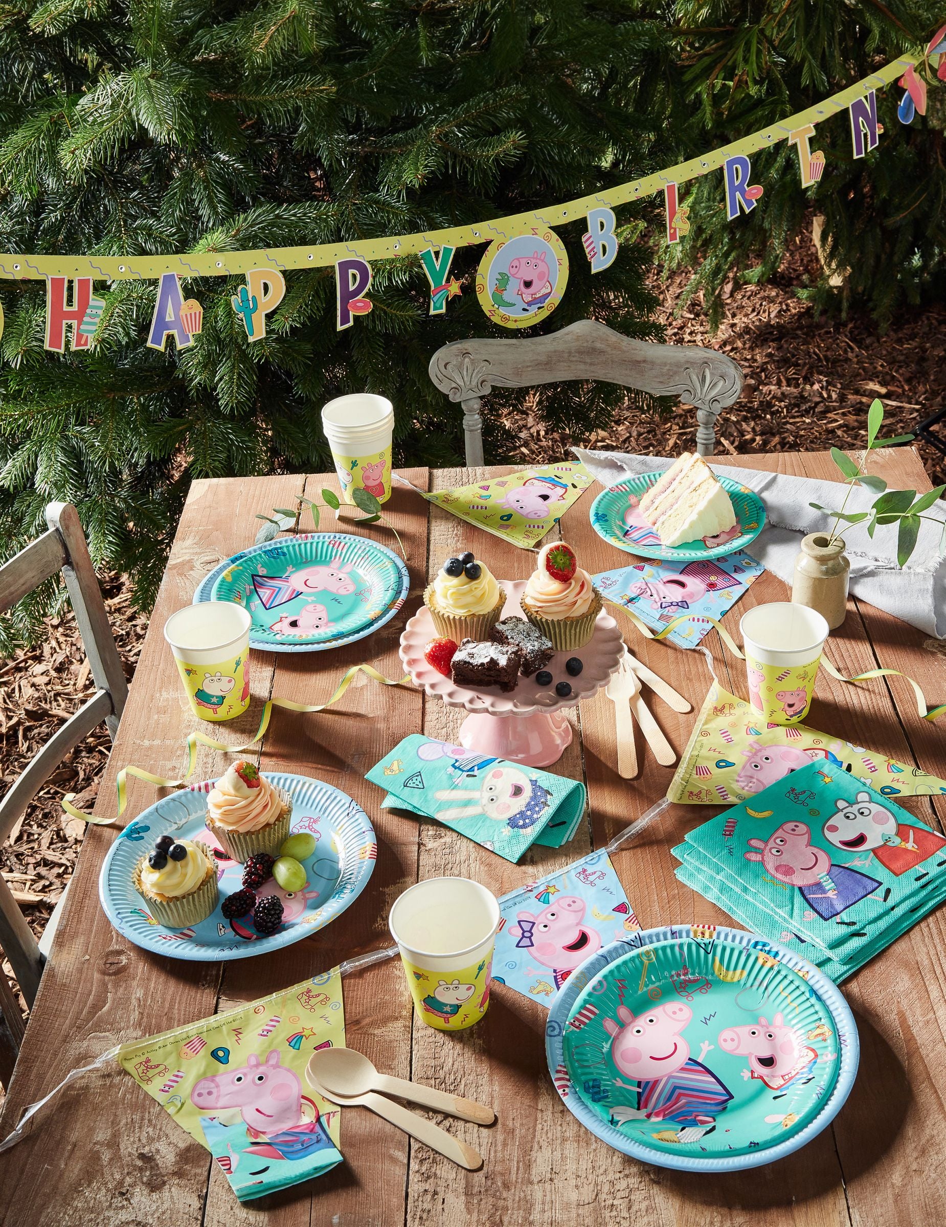 Vue d'ensemble de la table de fête avec les petites assiettes en carton Peppa Pig