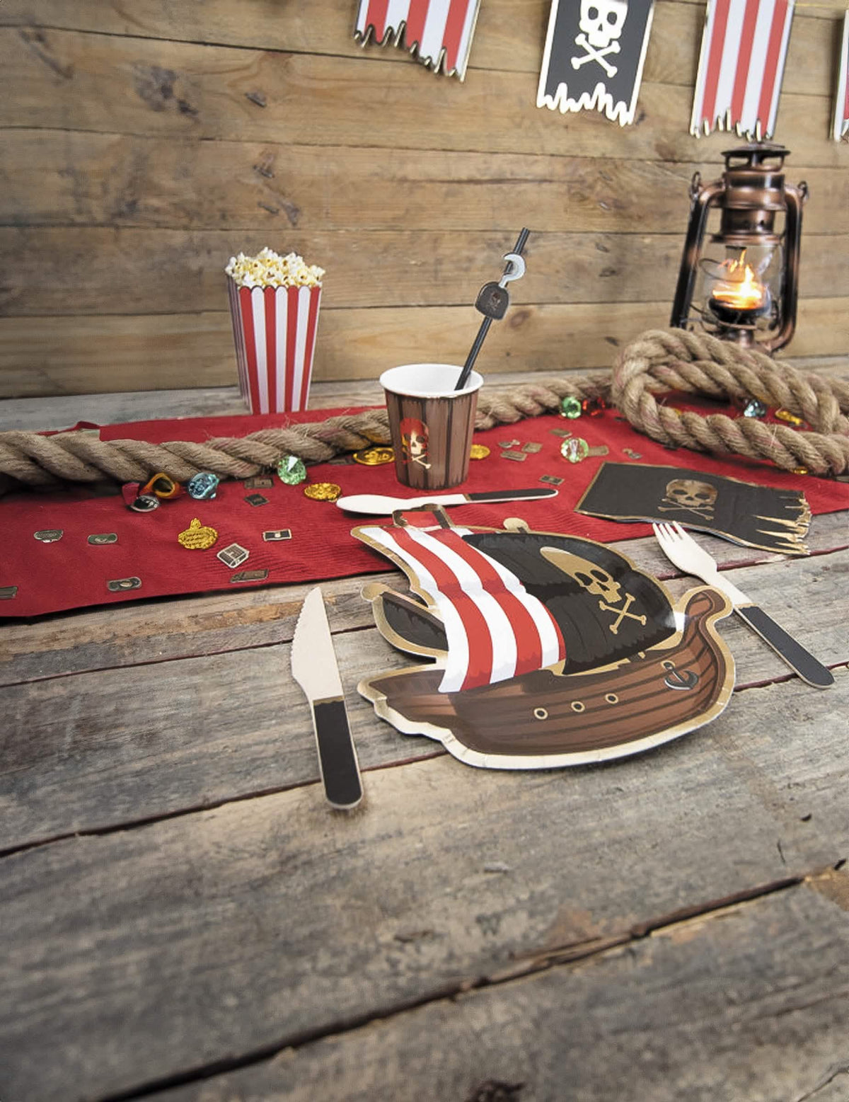 Vue d'ensemble du décor pirate des petites cuillères en bois pour fête noires avec liseré doré