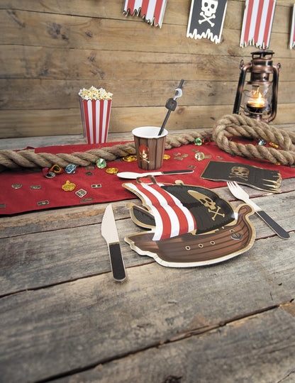 Mise en situation pirate des petits couteaux en bois pour fête noirs