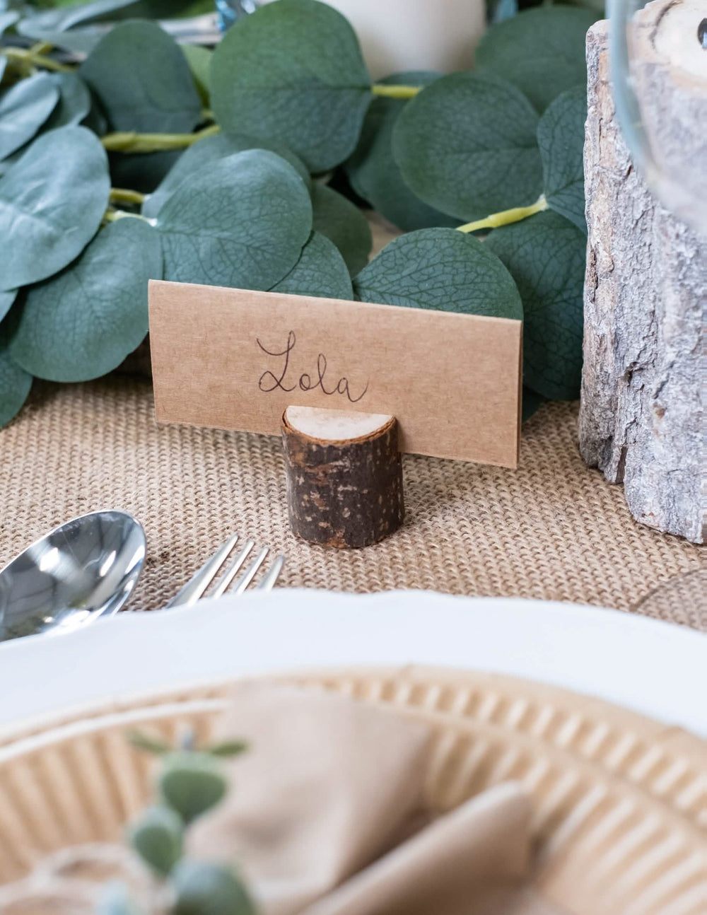 Mise en situation sur table du marque-place rondin en bois rustique