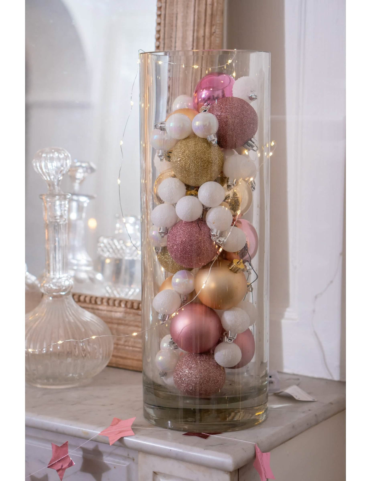 Puesta en escena en un jarrón de las 9 bolas de navidad doradas con acabados variados