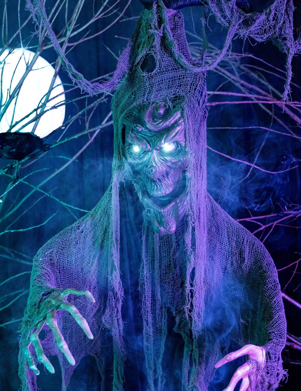 Primer plano del rostro y de los ojos luminosos del Árbol embrujado articulado luminoso y sonoro halloween
