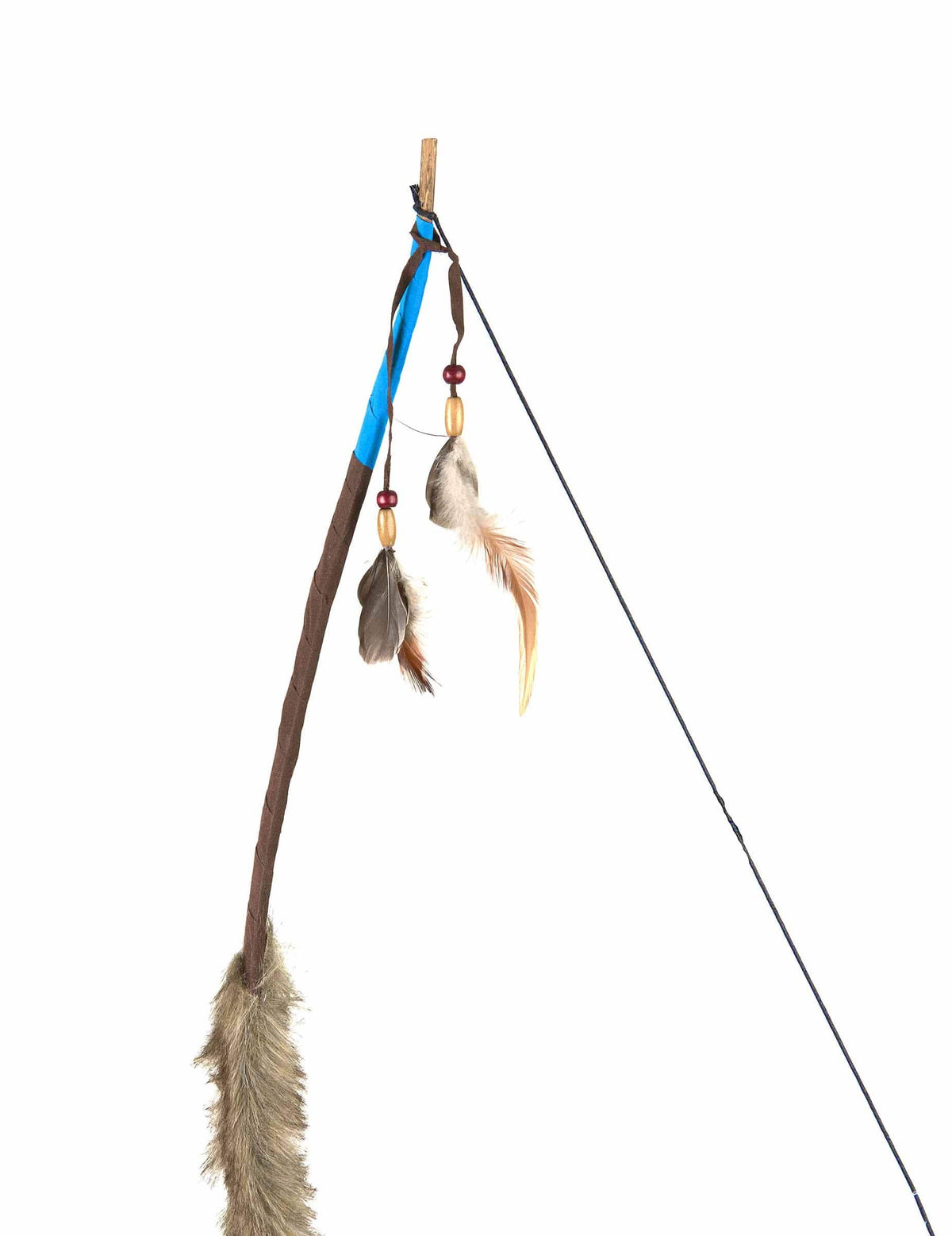 Primer plano de las plumas y las perlas del arco indio