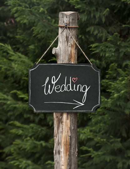 Mise en situation comme panneau de mariage de l'ardoise à suspendre vintage pour décoration de fête