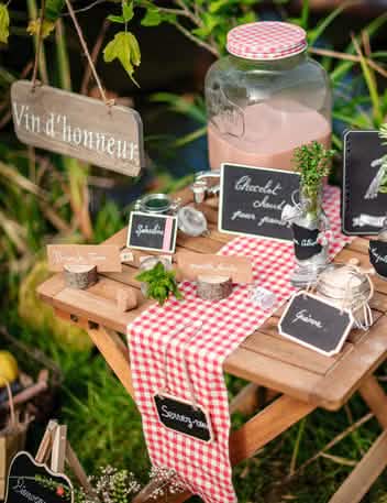 Escenografía campestre de la pizarra clásica boda