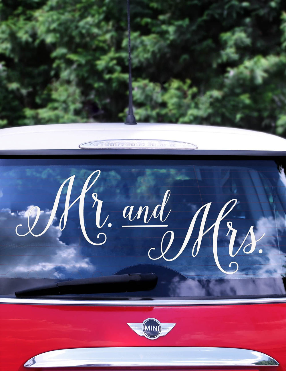 Mise en situation sur la lunette arrière de l'autocollant Mr and Mrs pour voiture