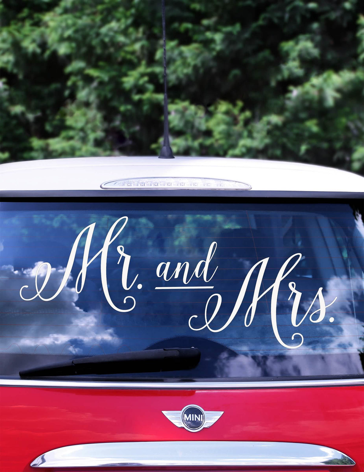 Mise en situation sur la lunette arrière de l'autocollant Mr and Mrs pour voiture