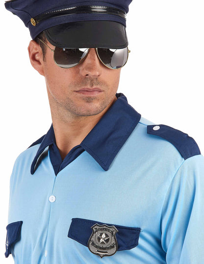 Gros plan du badge de policier pour adulte porté sur une chemise bleue