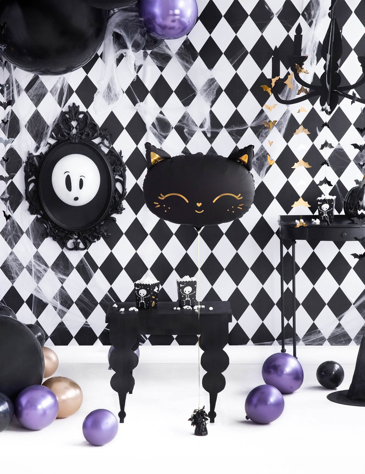 Puesta en escena en una decoración blanco y negro del globo de aluminio gato para halloween
