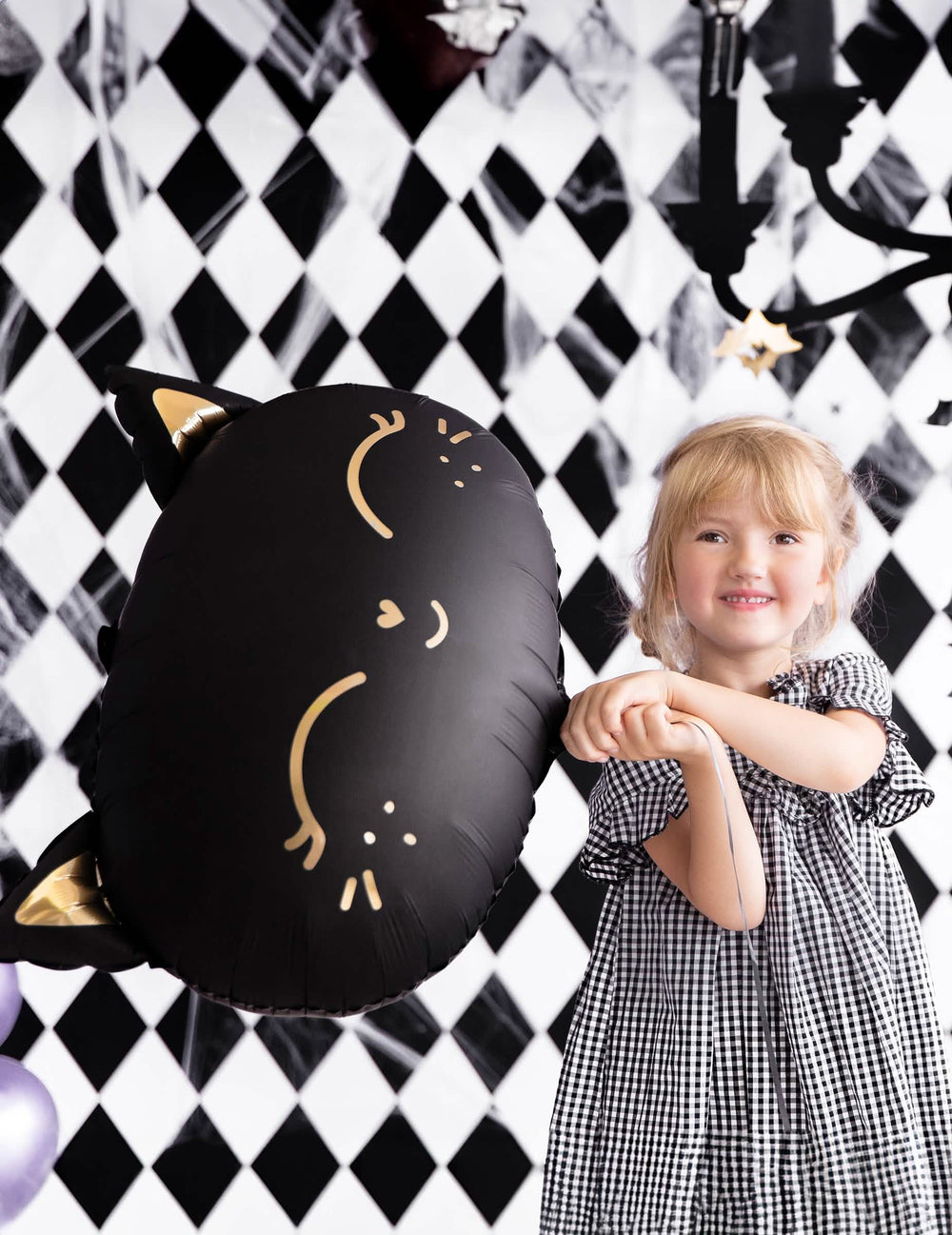 Escena con un niño del globo de aluminio gato para halloween negro y dorado