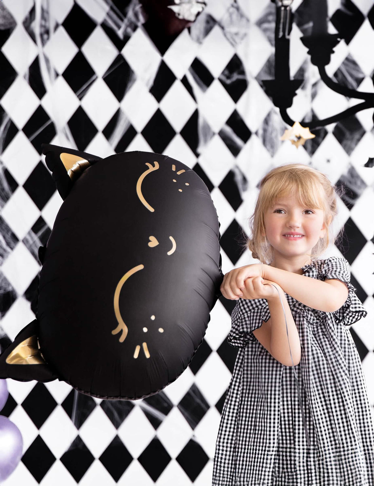 Escena con un niño del globo de aluminio gato para halloween negro y dorado