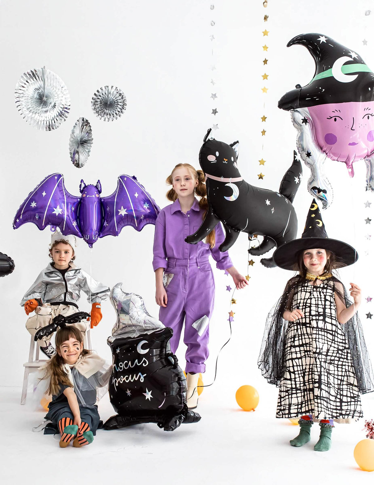 Mise en situation avec enfants du ballon aluminium chat noir pour Halloween