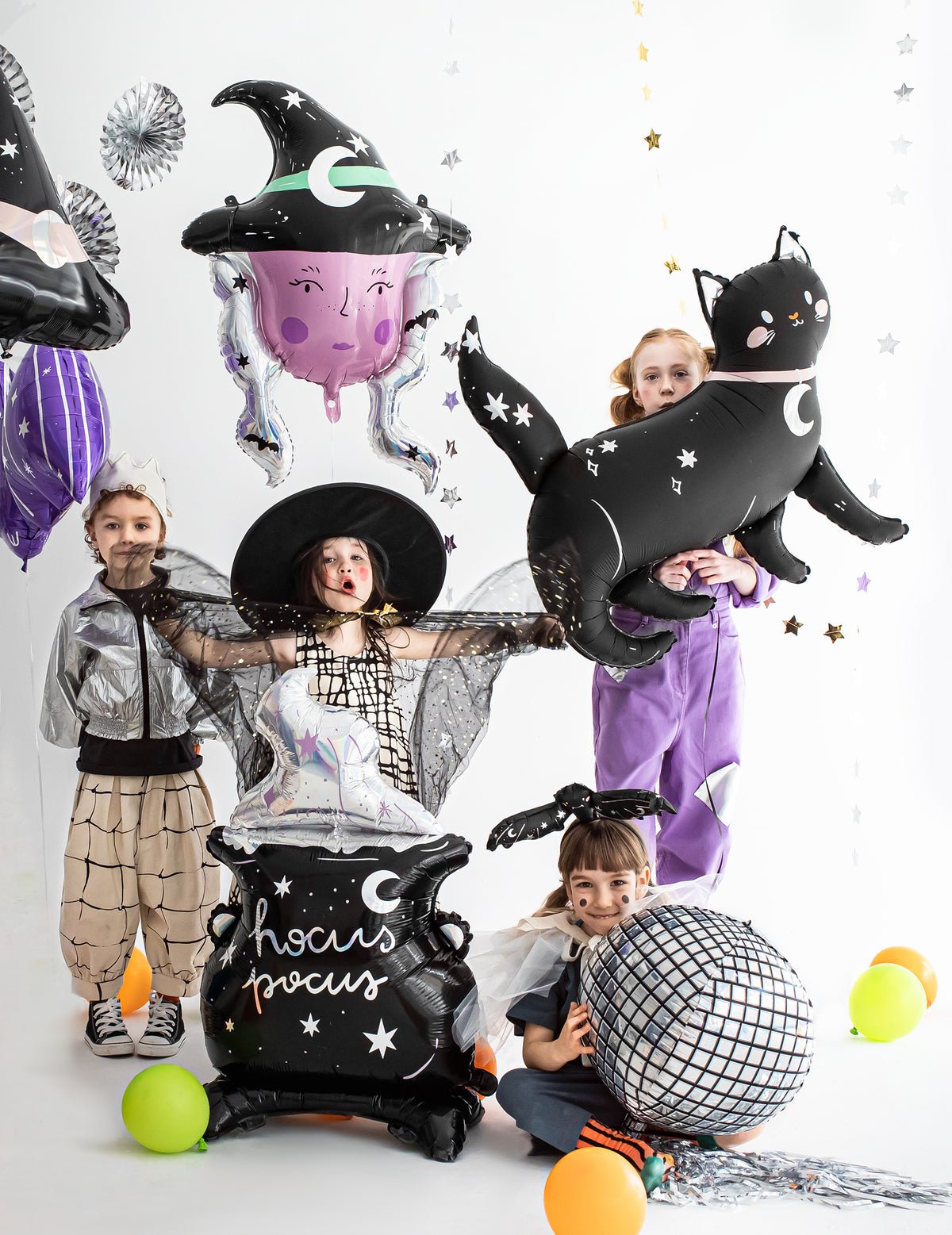 Mise en scène festive avec enfants du ballon aluminium chat noir Halloween