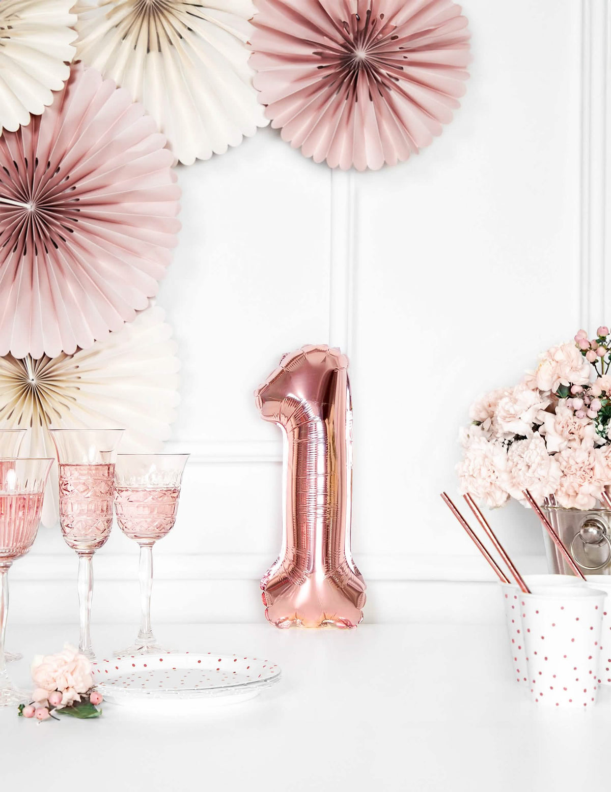 Escenificación del número 1 del globo de aluminio número para fiesta oro rosa