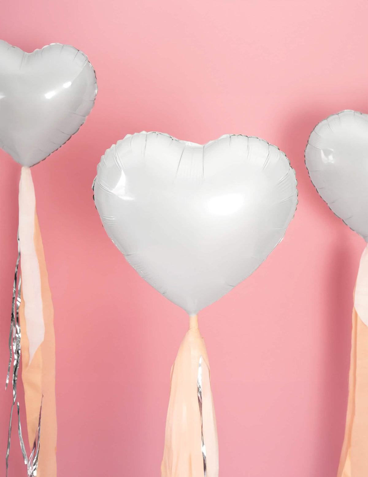 Decoración con cintas del globo de aluminio en forma de corazón para fiesta