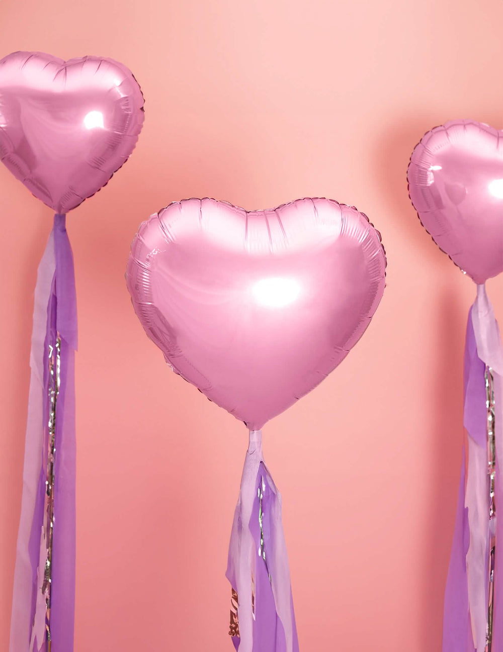 Detalle de las cintas de decoración del globo de aluminio corazón rosa pálido metalizado