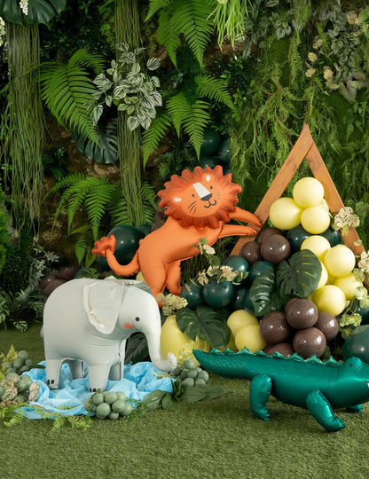 Mise en scène dans un décor de jungle du ballon aluminium éléphant debout