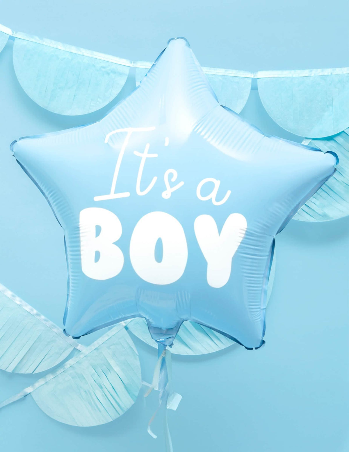 Primer plano del globo de aluminio estrella it's a boy para baby shower azul