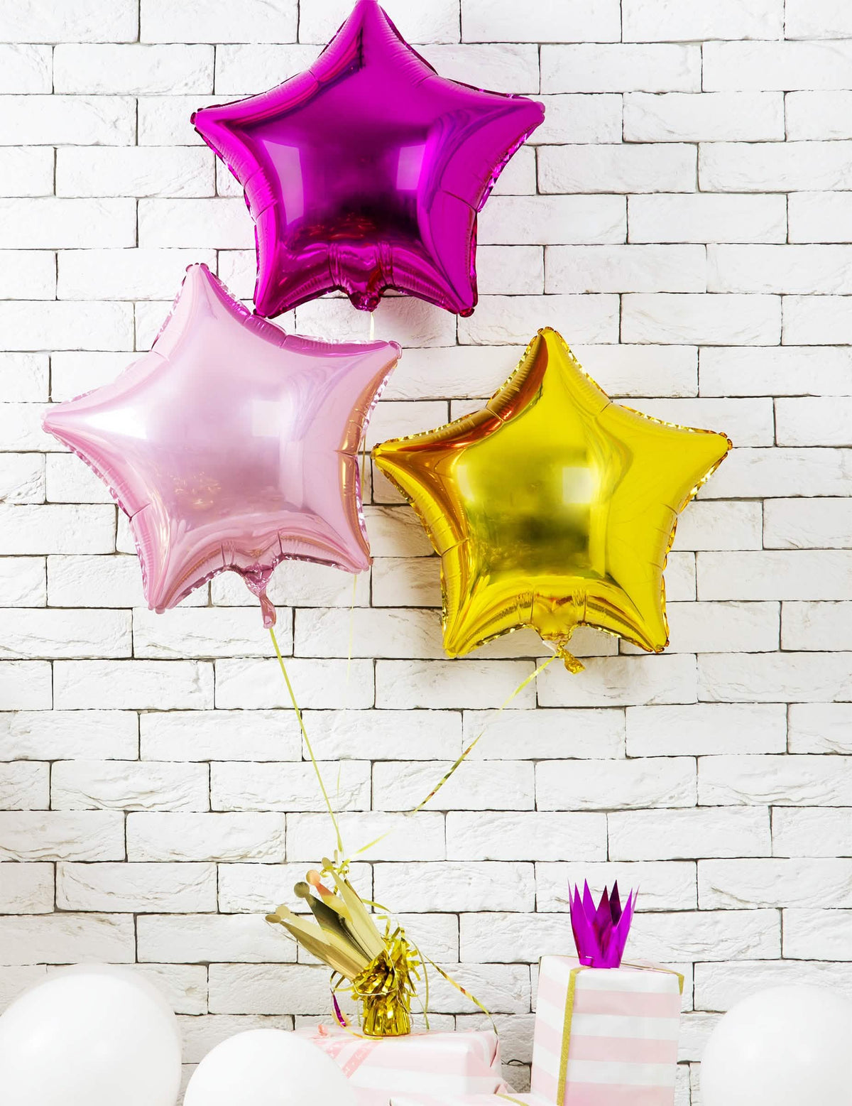 Composición de fiesta con regalos del globo de aluminio estrella dorada