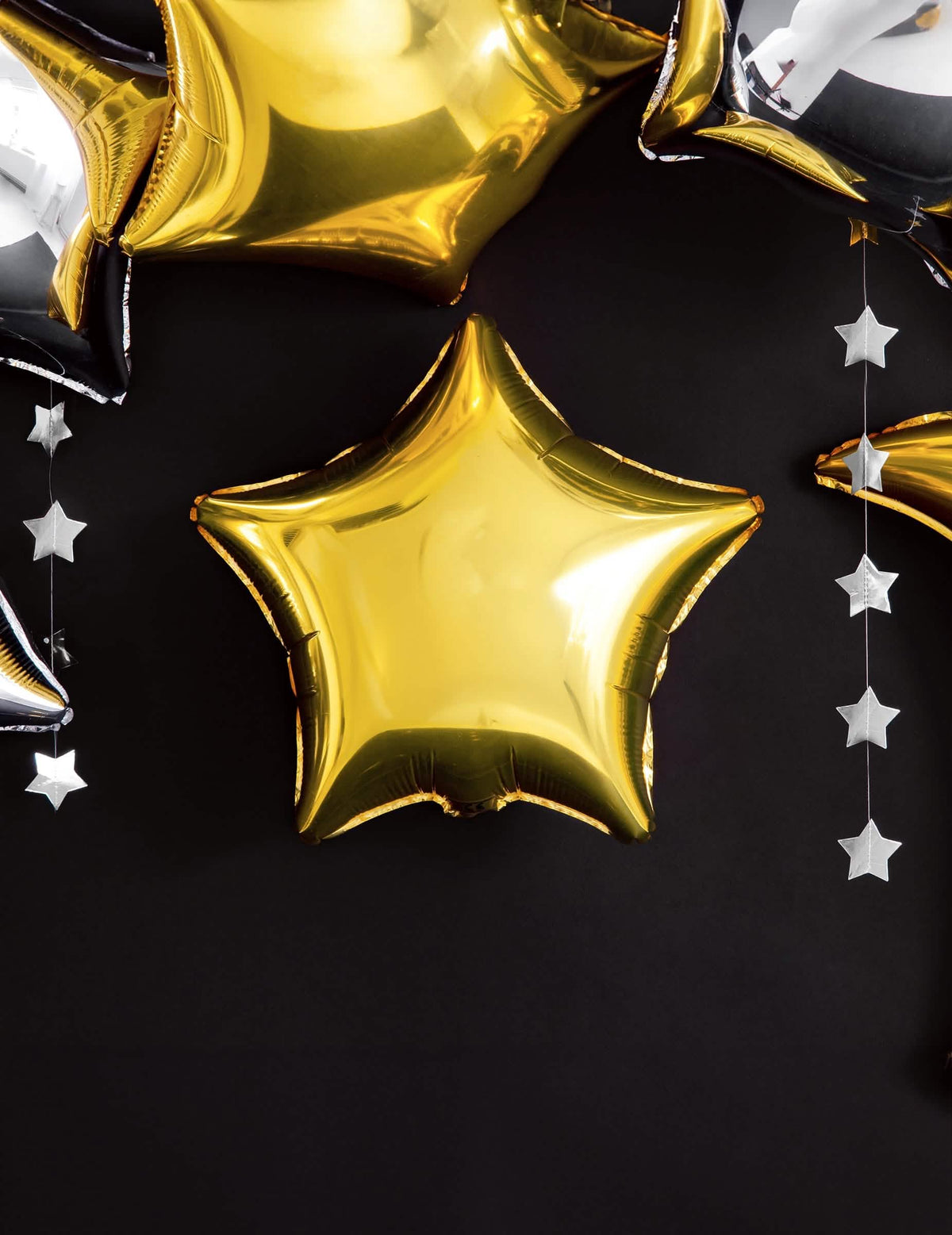 Puesta en situación del globo de aluminio estrella para fiesta dorada
