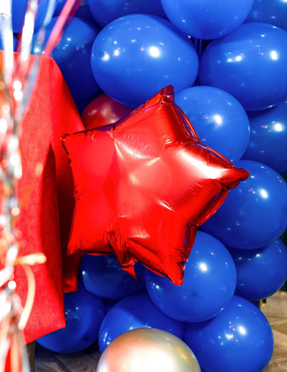 Escenificación del globo de aluminio estrella para fiesta rojo
