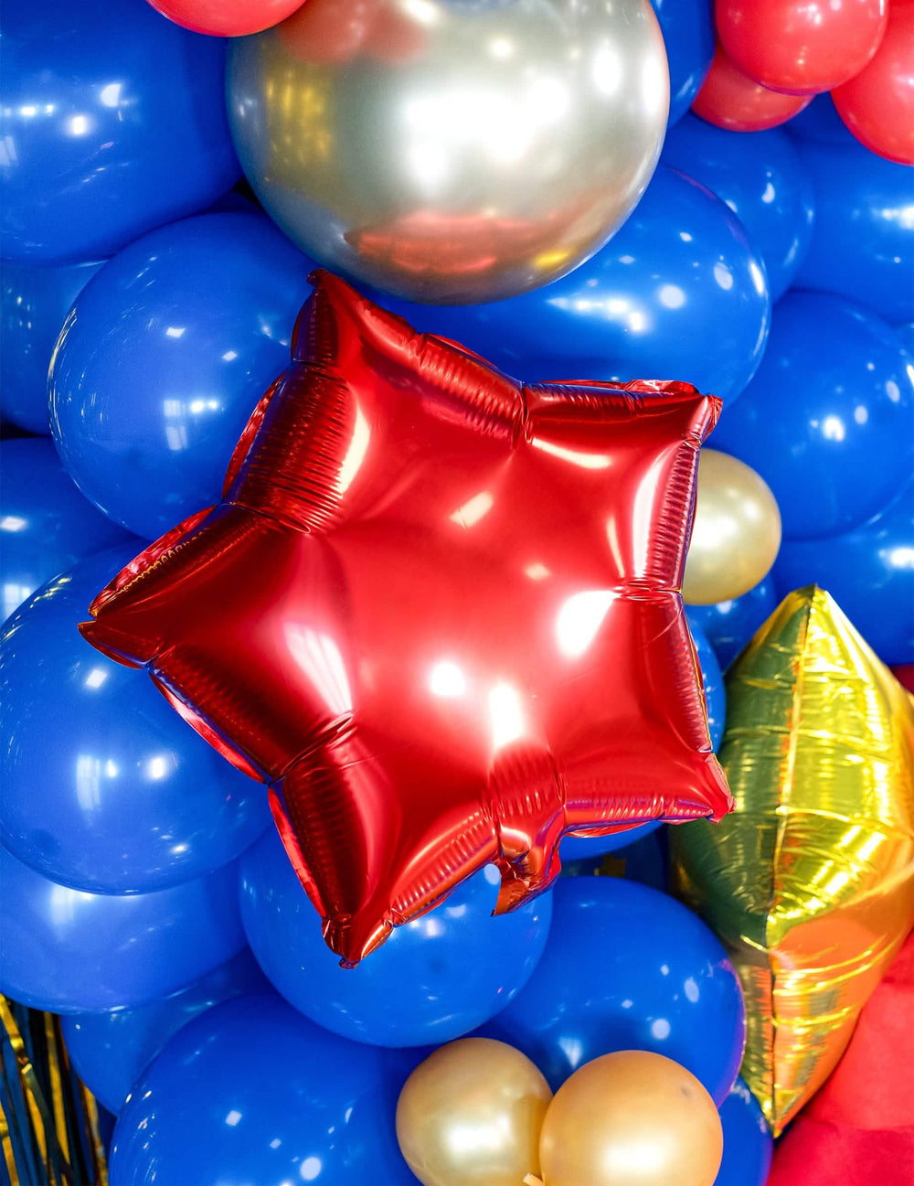 Primer plano del globo de aluminio estrella para fiesta rojo