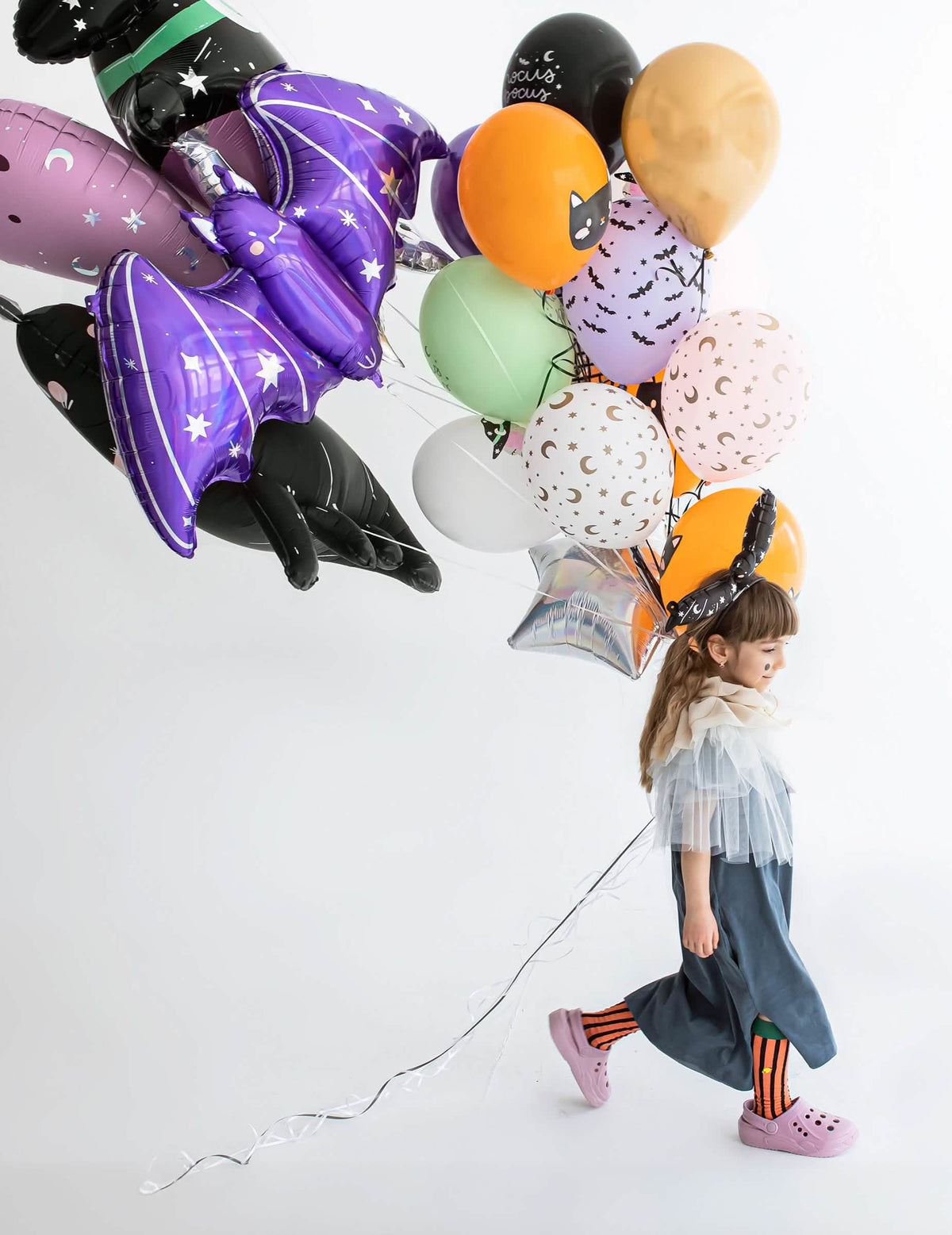 Vue de profil d'une enfant avec le ballon aluminium géant chauve-souris pour Halloween