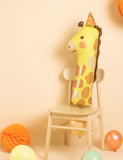 Vue de profil sur une chaise du ballon aluminium girafe chiffre 1