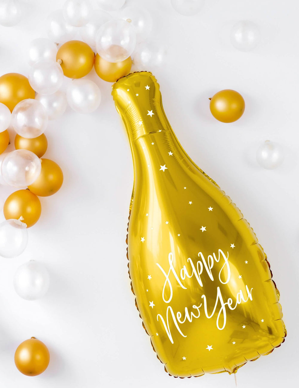 Escenografía con pequeños globos blancos y dorados del globo de aluminio Happy New Year