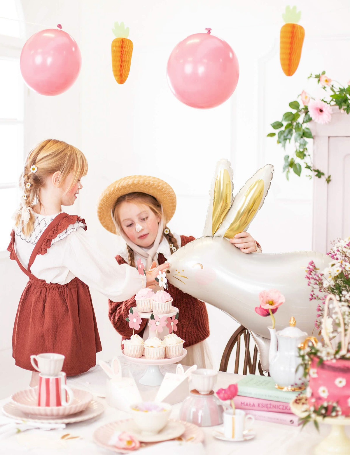 Mise en scène de deux enfants à table du ballon aluminium lapin pour Pâques