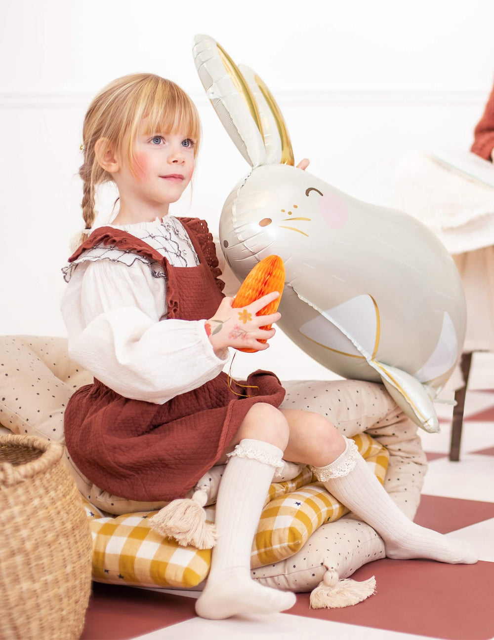 Enfant tenant une décoration carotte du ballon aluminium lapin pour Pâques