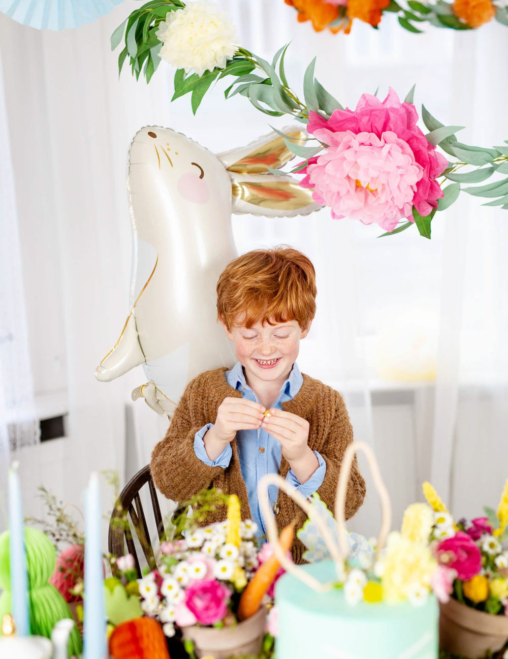 Mise en scène festive avec un enfant du ballon aluminium lapin pour Pâques