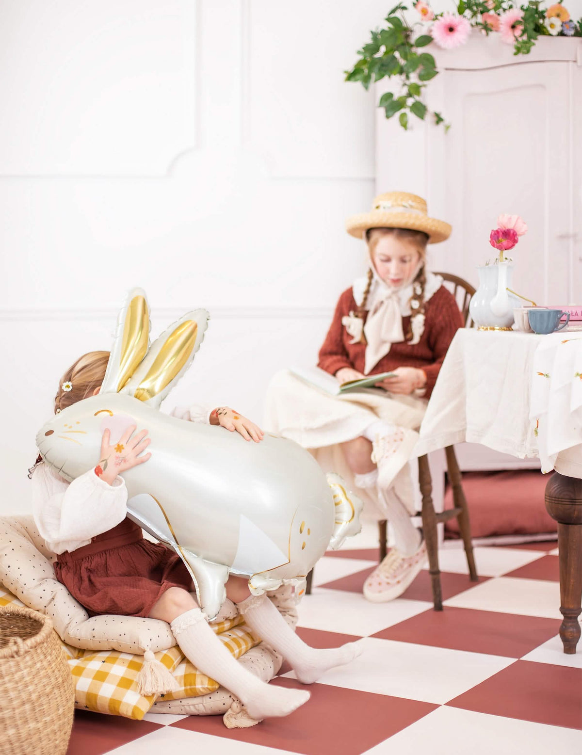 Mise en scène d'une enfant serrant le ballon aluminium lapin pour Pâques