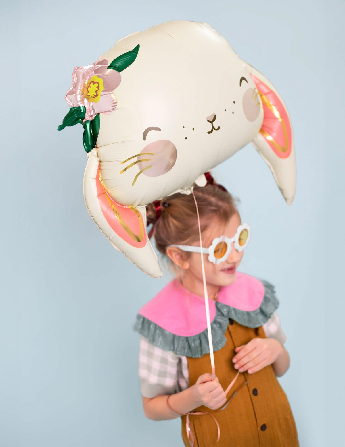Mise en scène avec un enfant du ballon aluminium lapin mignon