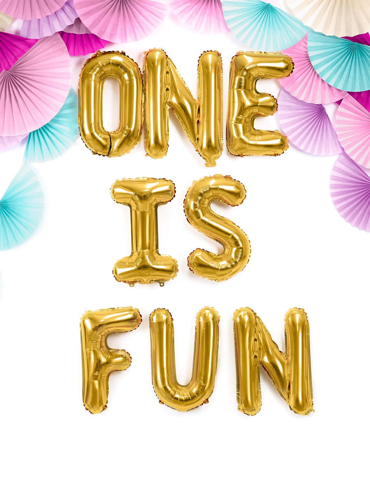 Message ONE IS FUN compuesto del globo de aluminio letra dorado