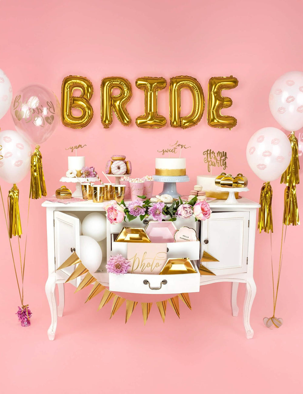 Decoración de candy bar con la palabra BRIDE compuesta por el globo de aluminio letra dorado
